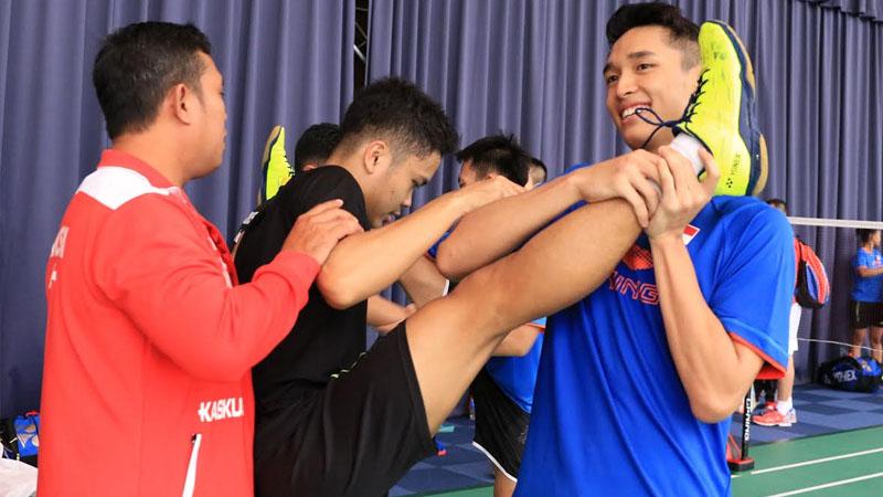 Jonatan dan Anthony melakukan stretching